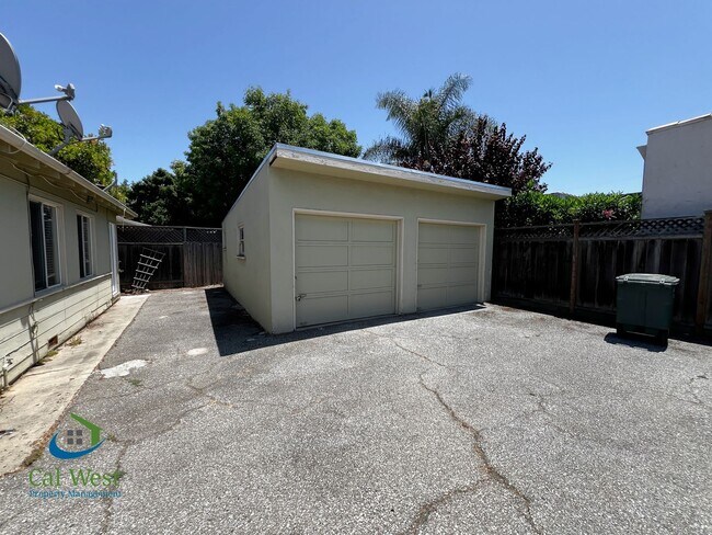 Building Photo - $2,595 - Darling 2 Bedroom 1 Bathroom Dupl...