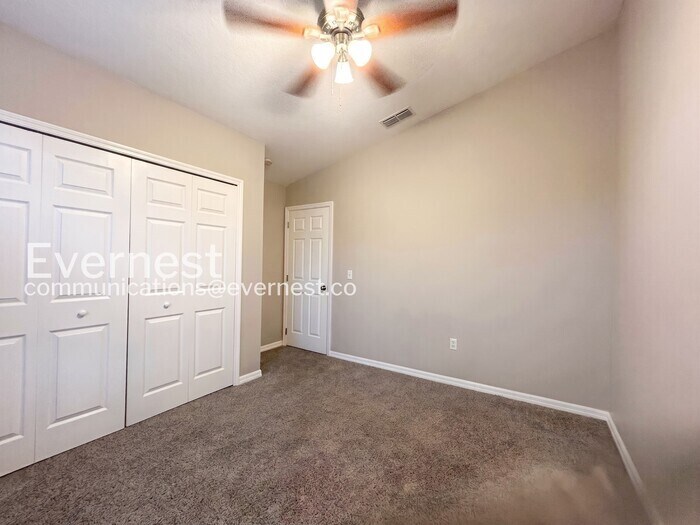 Building Photo - 3435 Village Green Ct