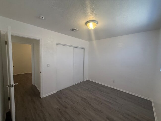 Building Photo - 3 Bedroom 2 Bathroom Home