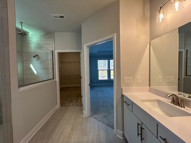 Building Photo - 450 Bandon Wy