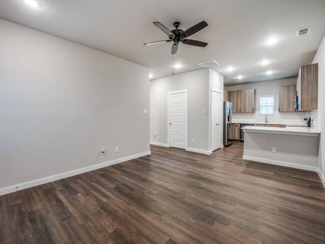 Building Photo - 1127 Eloise Dr