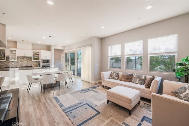 Building Photo - 102 Spectacle