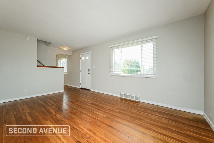 Building Photo - 1031 Greenlawn Dr