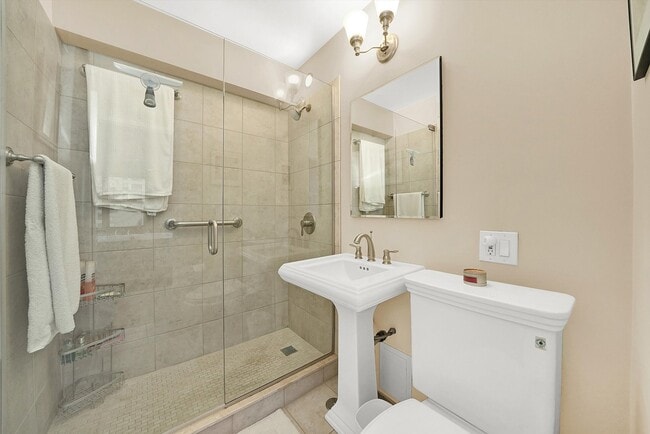 Building Photo - 247 E Chestnut St