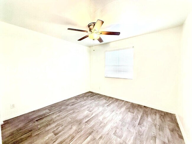 Building Photo - 534 E Huntington Dr