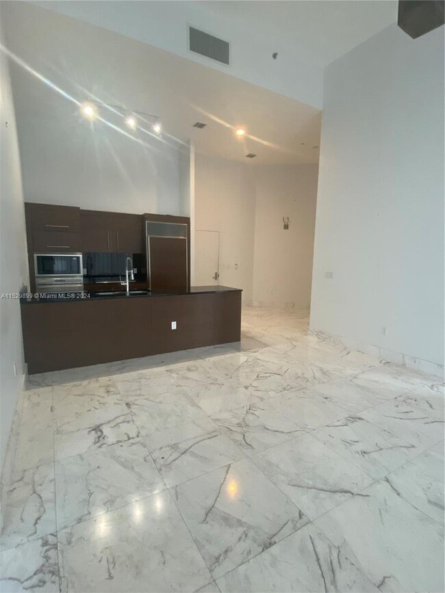Building Photo - 475 Brickell Ave