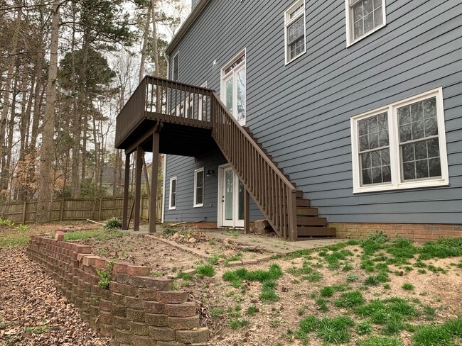 Building Photo - 5 Bed | 3.5 Bath House with Finished Basem...