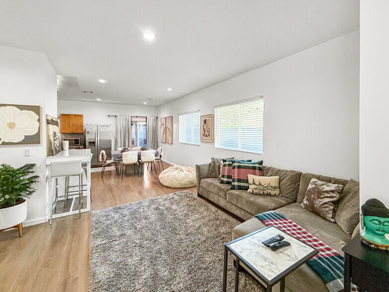 Building Photo - 1521 W 37th Pl