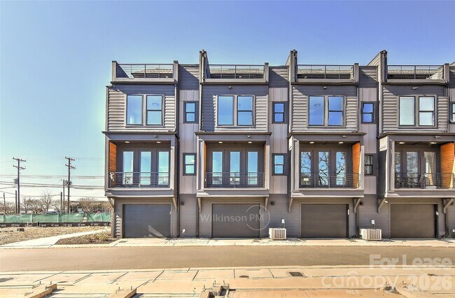 Building Photo - 2204 Northend Dr