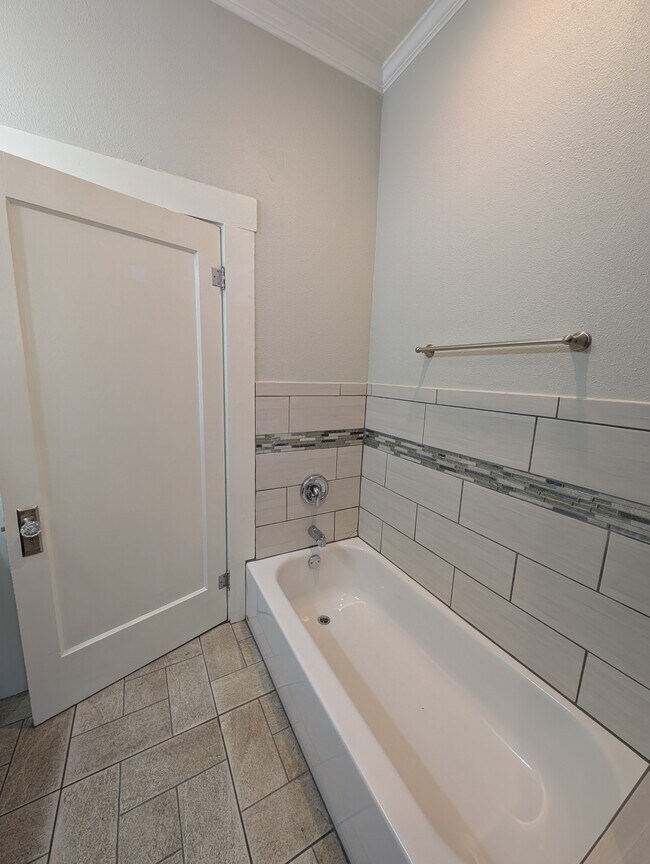 Building Photo - 515 E Elm St