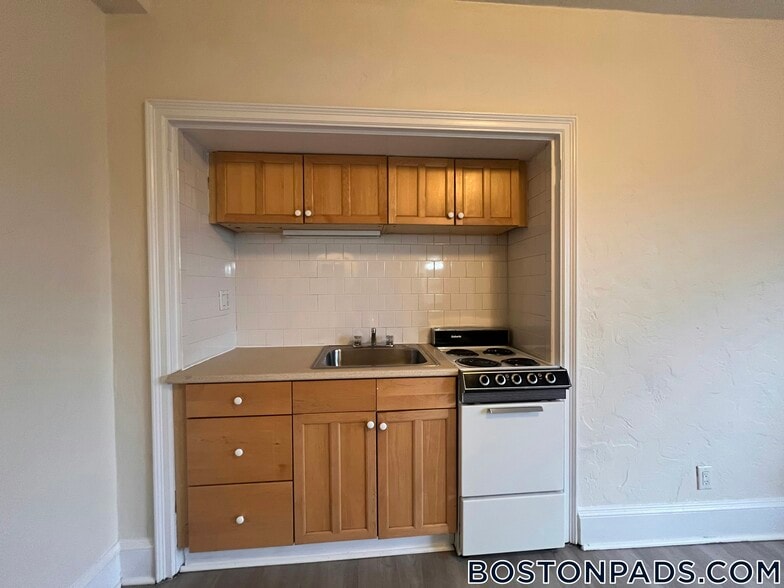 Building Photo - 2 Elmwood Ave