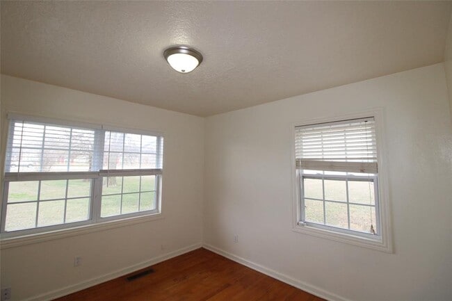 Building Photo - 2000 E Alameda St