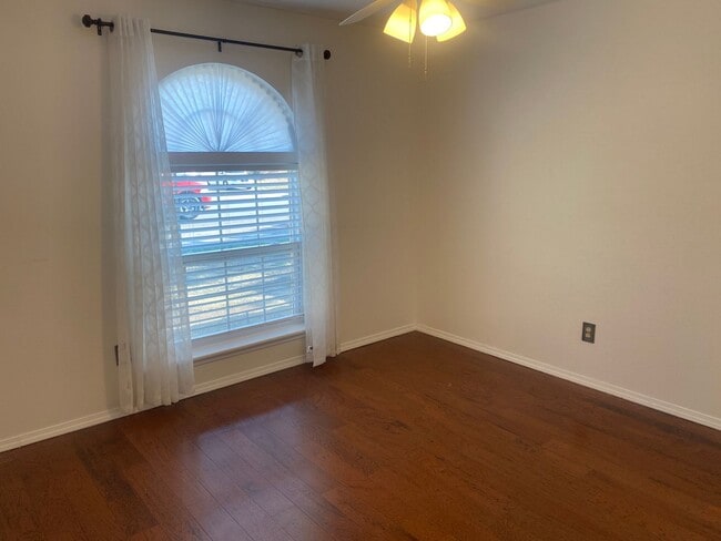 Building Photo - 3 bed 2 bath - Frenship ISD