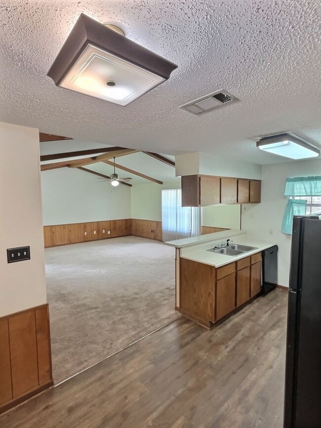 Building Photo - 1109 Hickory Dr