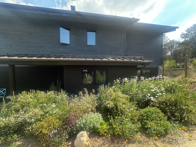 Building Photo - 200 Pleasant Valley Dr