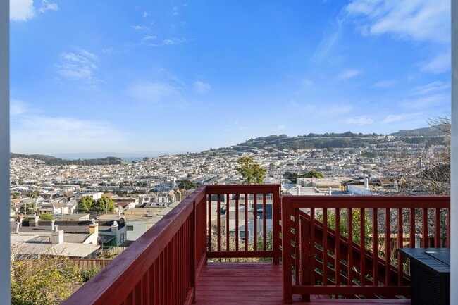Building Photo - UPDATED LARGE BRIGHT 1800sf 3BR/2BA/1GR In...