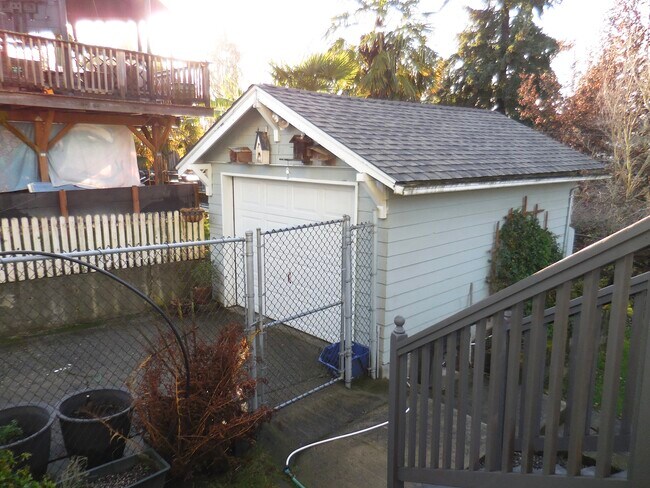 1 car detached garage - 4626 N Mullen St