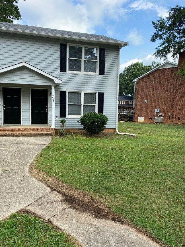 Building Photo - 4400-4402