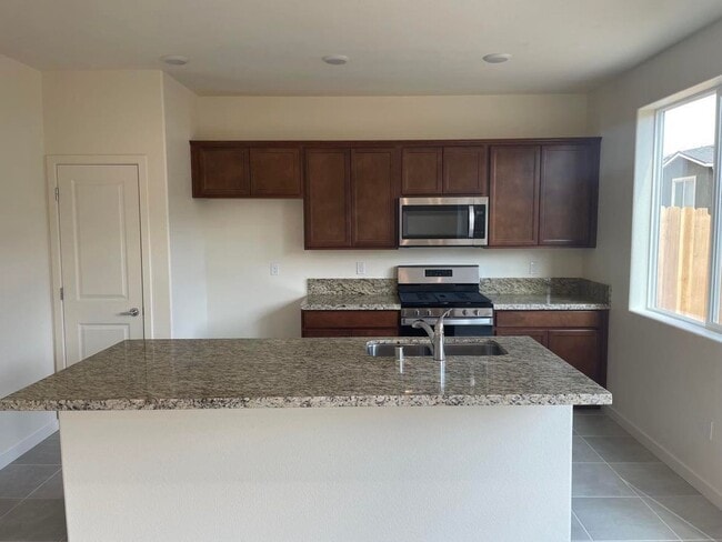 Building Photo - Only 1 Resident - Newer Home