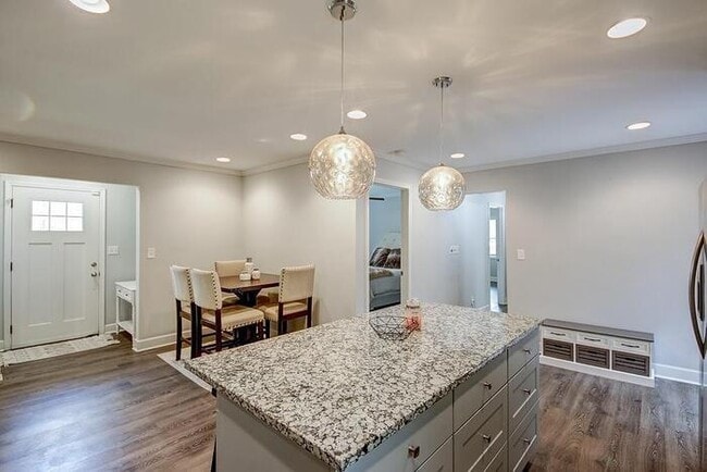 Building Photo - House 3 bed, 2 bath