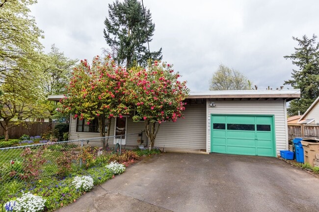 Primary Photo - 3 bed/2 bath house in Oak Grove/Milwaukie- Available Now !