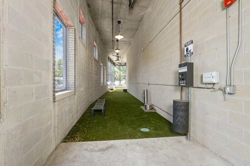 Building Photo - 672 N May St