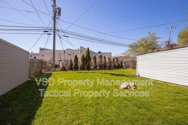 Building Photo - 374 E 232nd St