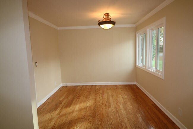 Building Photo - Charming home in West Hills adjacent neighborhood!