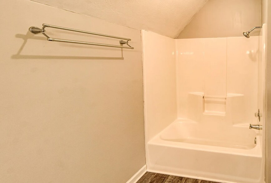 Building Photo - 2103 Creekside Way