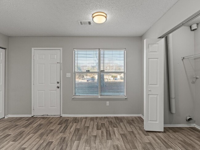 Building Photo - Three Bedroom/Two Bath Townhome