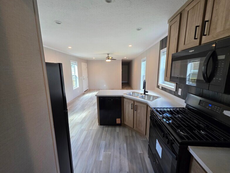 Building Photo - 92 Thomas Ln