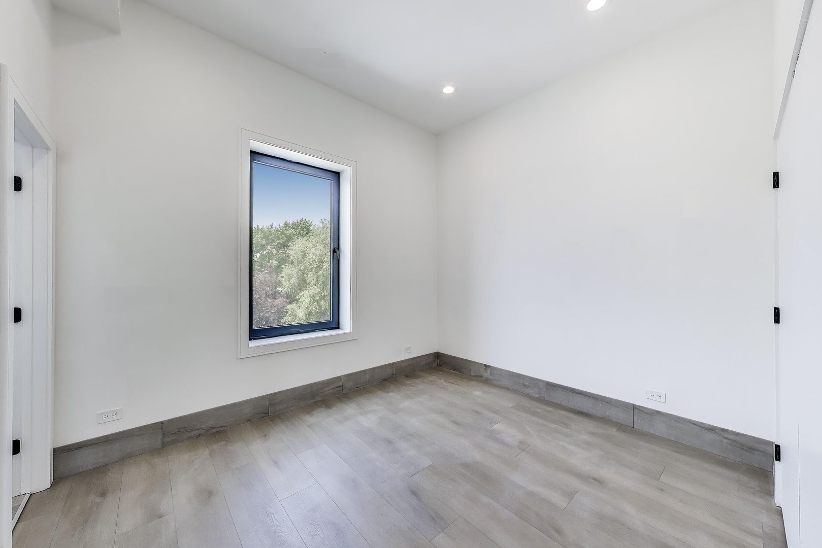 Building Photo - 2023 N Drake Ave