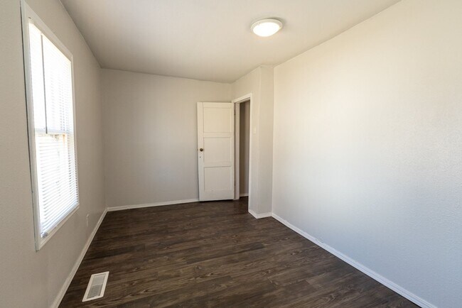 Building Photo - 3 BED/ 1 BATH IN UP AND COMING NEIGHBORHOOD