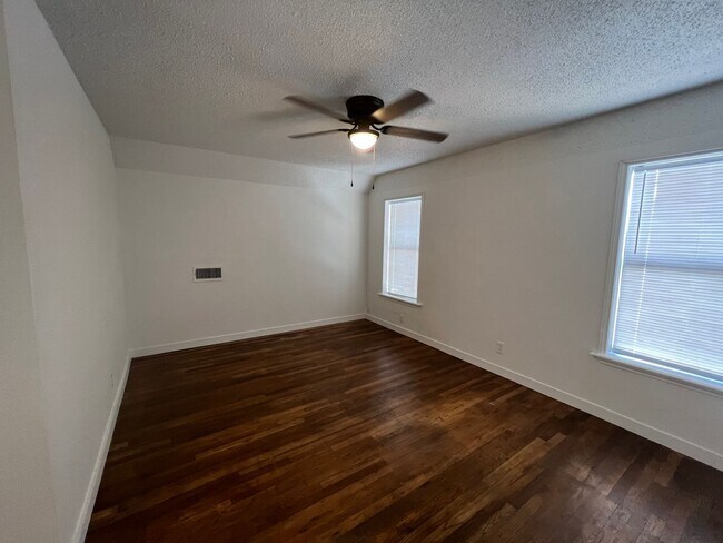 Building Photo - Cute 3-bedroom, 2-bath