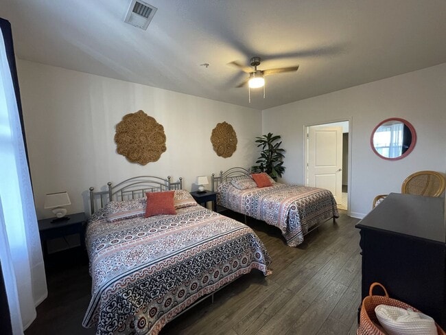 Building Photo - Recently renovated condominium in the well sought-after Crow Creek subdivision!