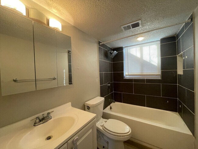 Building Photo - 4641–4639 S Acoma St – Spacious 2-Bedroom Duplex Homes in Englewood!