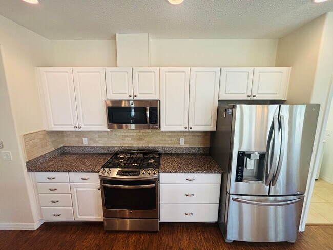 Building Photo - Beautiful movie in ready, large 2/2 in Ocala Preserve - All ages