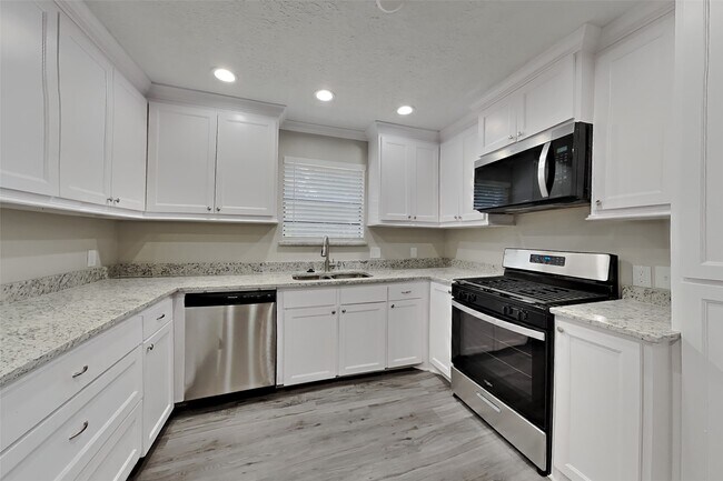 Building Photo - 5307 Summerfield Ln
