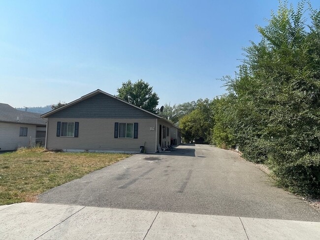 Building Photo - 1306 5th Ave W