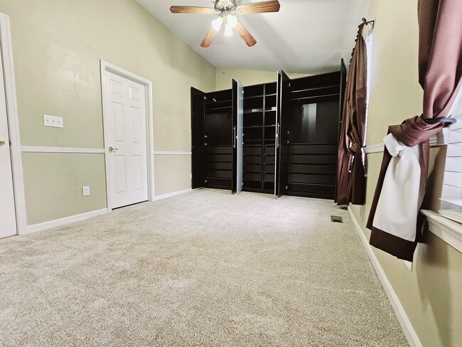 Building Photo - 435 Oakton Way