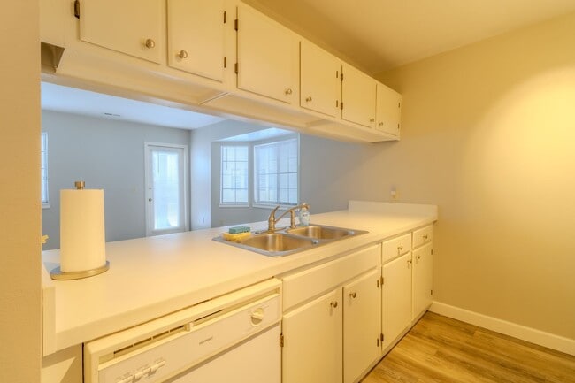 Building Photo - Charming, Updated Condo in Prime Downtown Traverse City Location!