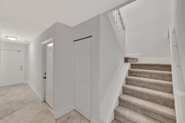 Building Photo - 3055 Riverside Dr