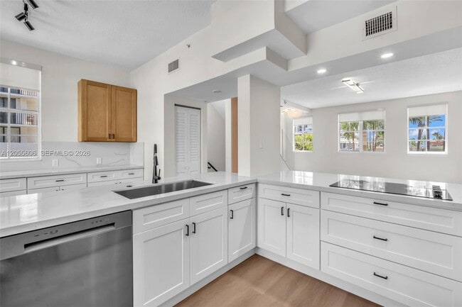 Building Photo - 2065 S Ocean Dr