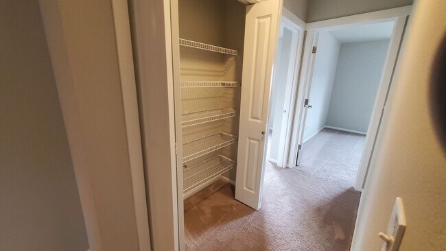 Building Photo - Beautiful Newer Puyallup Home You Will Not...