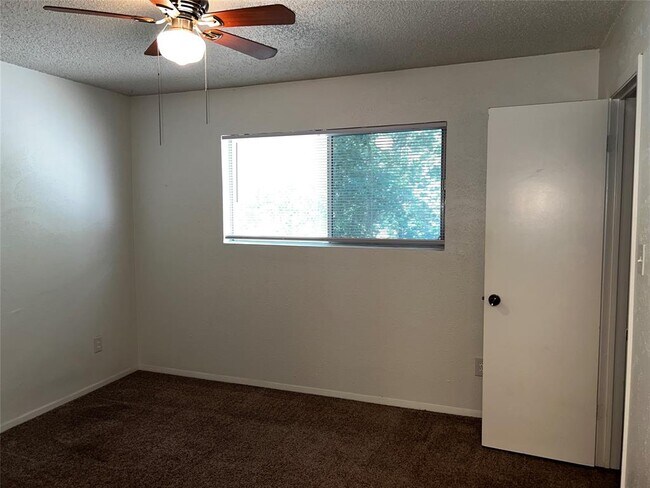 Building Photo - 807 Plumpton Dr