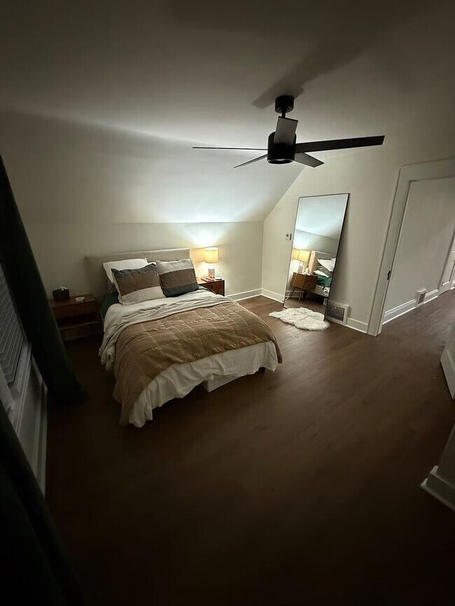 Building Photo - Fully Furnished 1BR + Office | Travel Nurse Ready | 30+ Day Stays Near Milwaukee