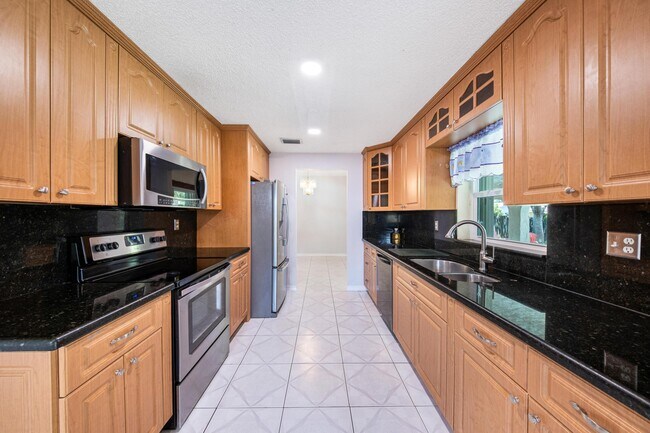 Building Photo - 5340 SW 115th Ave