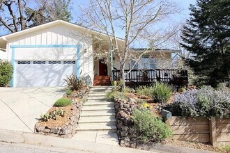 Building Photo - 110 Greenview Dr