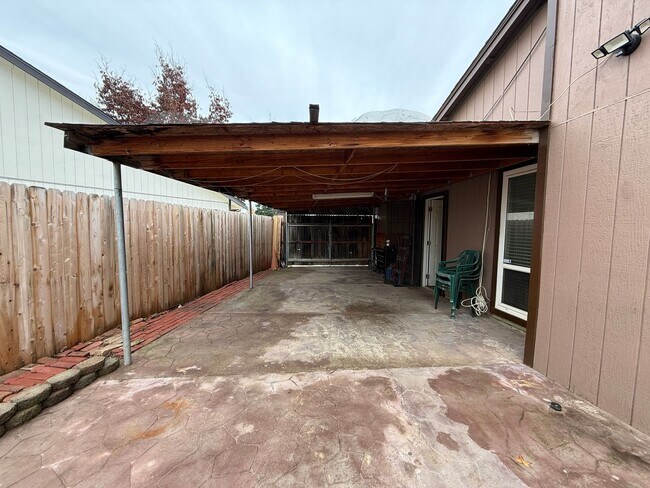 Building Photo - Bright Updated Single Story Home