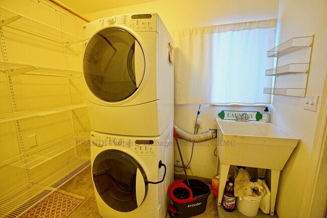 Building Photo - 104 Lobo Vista